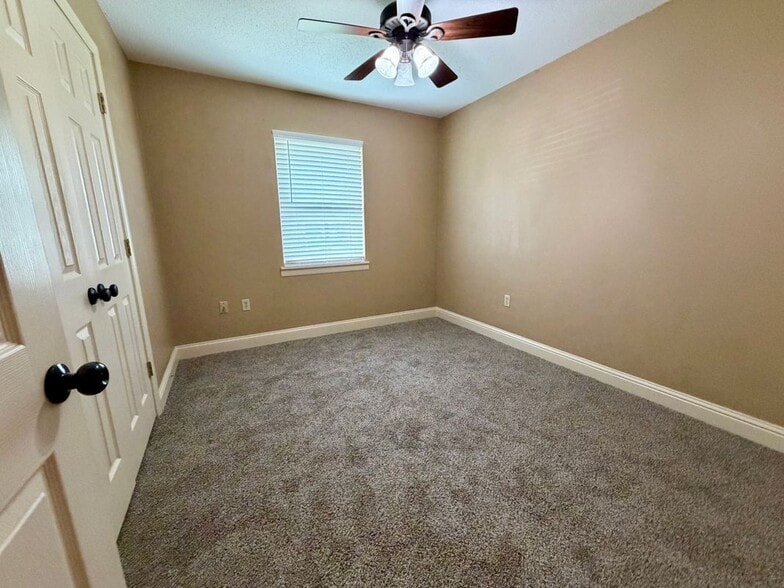 Building Photo - 106 Hickory Dr