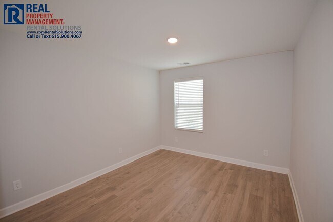 Building Photo - Beautiful, modern 4 bdrm home with attache...
