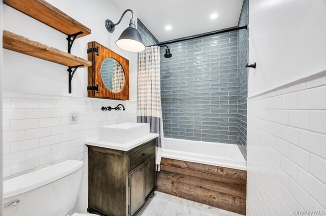 Building Photo - 100 W Broadway