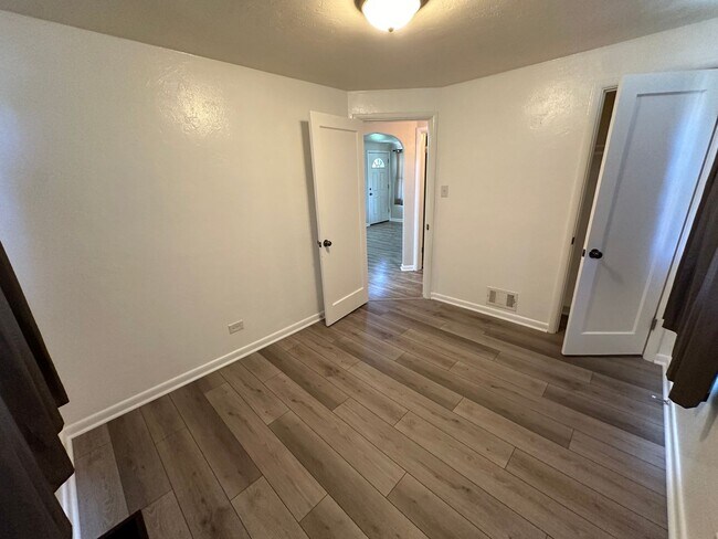 Building Photo - Recently updated 2-bedroom, 1-bath unit in a well-maintained Englewood fourplex w/ a shared yard!...