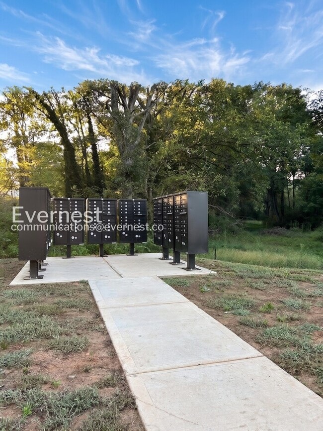 Building Photo - 4-Bed/2-Bath/Pet Friendly/Available Soon!