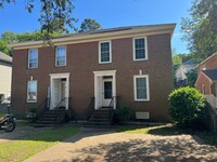 Building Photo - Large spacious Townhouse just blocks from ...