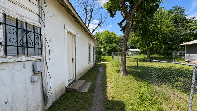 Building Photo - 1817 San Luis St