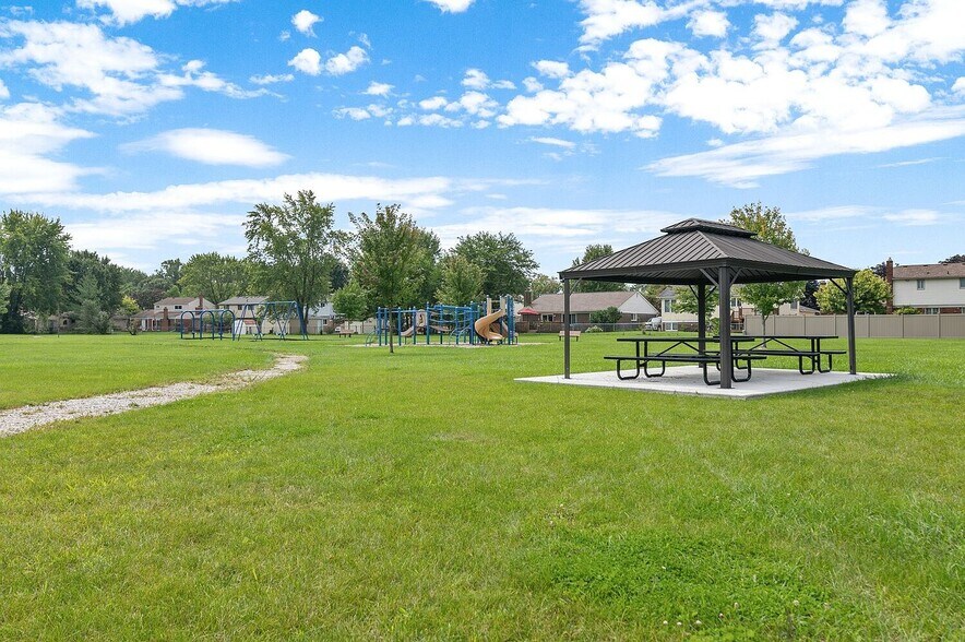 Building Photo - 7000 Foxthorn Dr