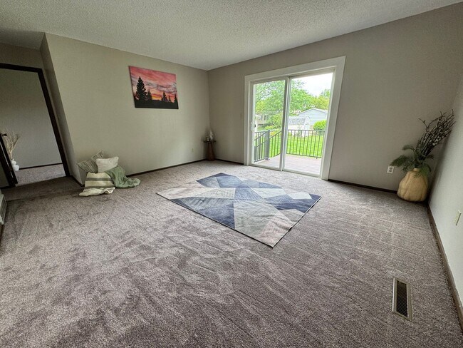 Building Photo - 3 bed, 1.5 bath duplex for rent in Cedar Falls