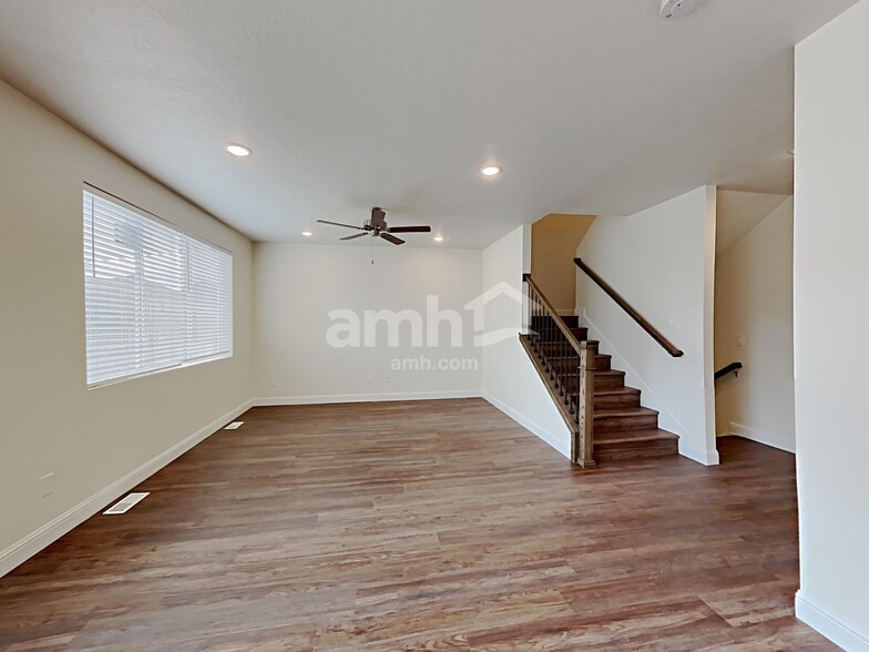 Building Photo - 2412 E Surry Way