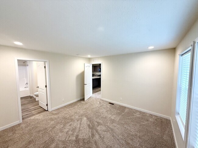 Building Photo - 9345 White Pine Ct