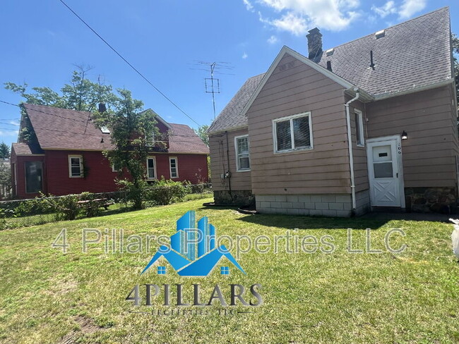 Building Photo - 106 Belden St