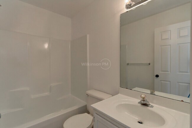 Building Photo - Beautiful 4 Bedroom 2.5 Bathroom Home with...