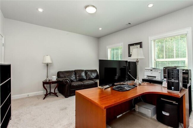 Building Photo - Large 3 Bedroom Luxury Townhome on Silver ...