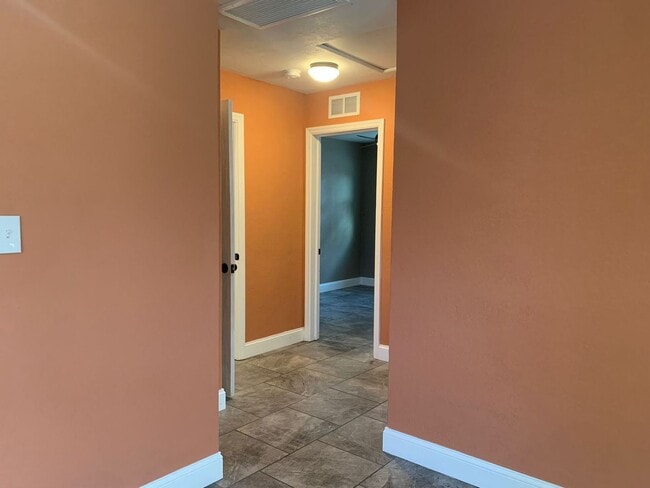 Building Photo - Charming Home In Gulfports Marina District