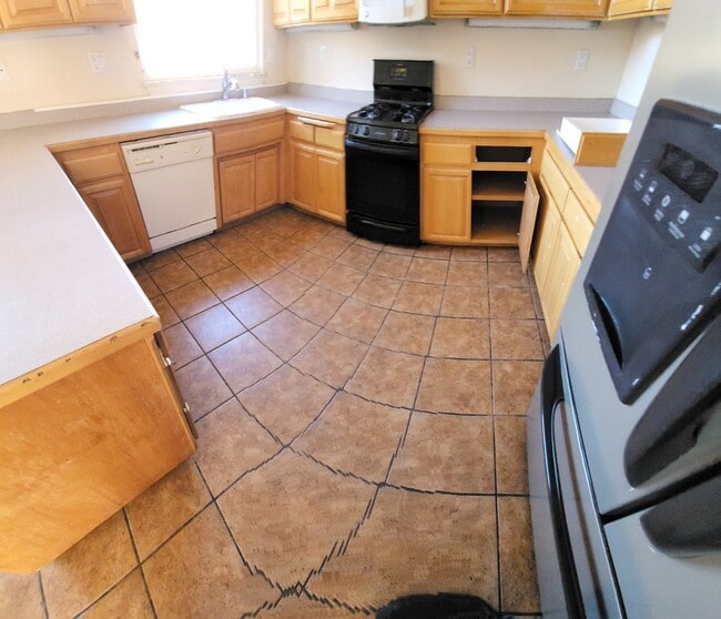 Building Photo - Super close to Poly- Approx. 1000 feet fro...