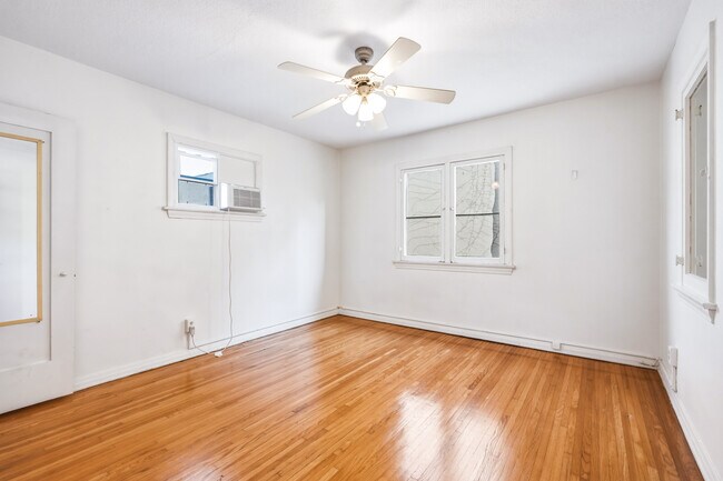Building Photo - 1284 S Cloverdale Ave