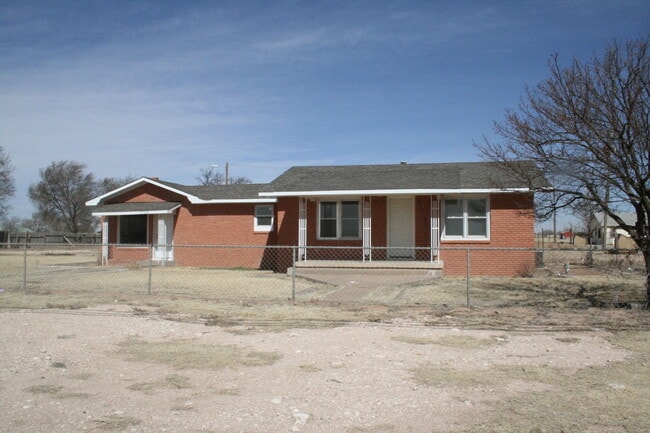 Primary Photo - LARGE COUNTRY HOME NEAR ENMU