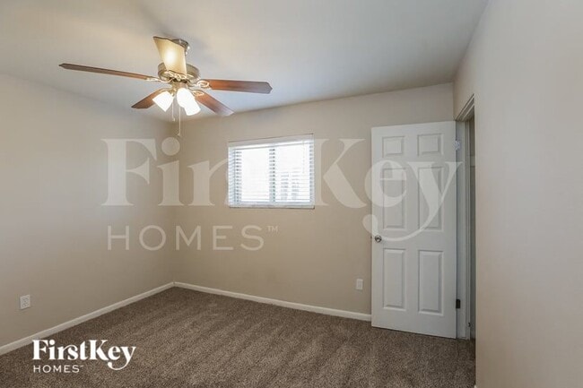 Building Photo - 1007 W 10th St