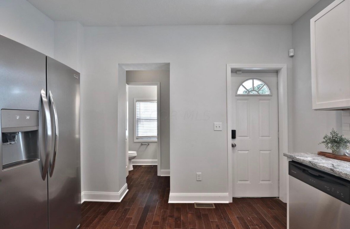 Building Photo - 742 Oakwood Ave