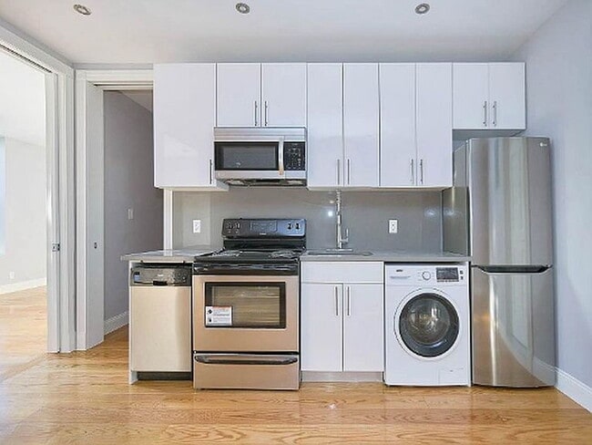 Building Photo - "Spacious 3-Bedroom Haven with Granite Ele...