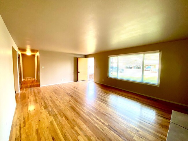 Building Photo - 3 Bedroom, 2 Bathroom Single Level Home ne...