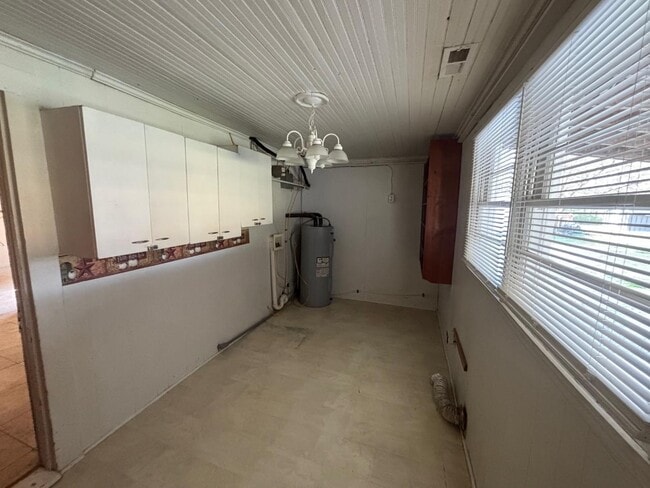 Building Photo - 6919 Deep Springs Rd