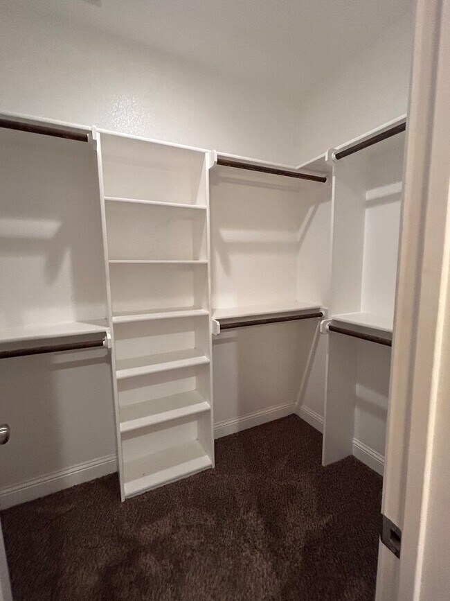 Building Photo - Beautiful Townhome