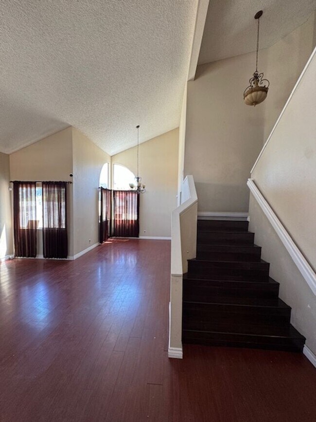 Building Photo - Home in the heart of Lake Elsinore