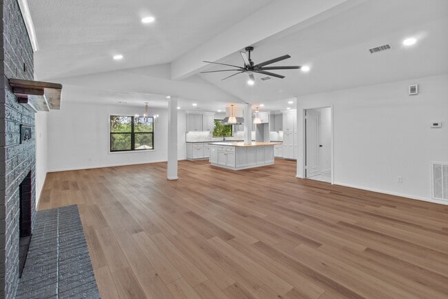 Building Photo - 128 Schooner