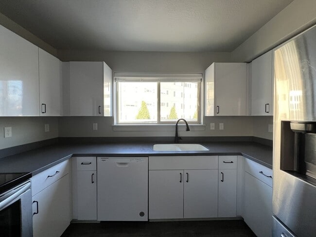 Building Photo - 2 Bedroom Pet Friendly Unit for Rent in Provo