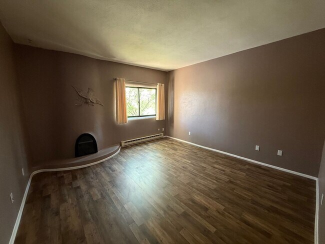 Building Photo - Townhome Near Old Town and Sawmill District