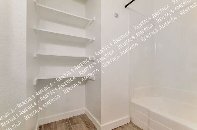 Building Photo - 828 S Langley Ave