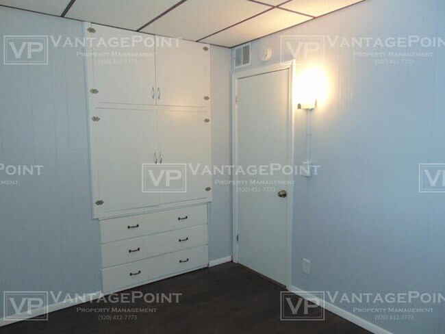 Building Photo - - Manitowoc Home For Rent –