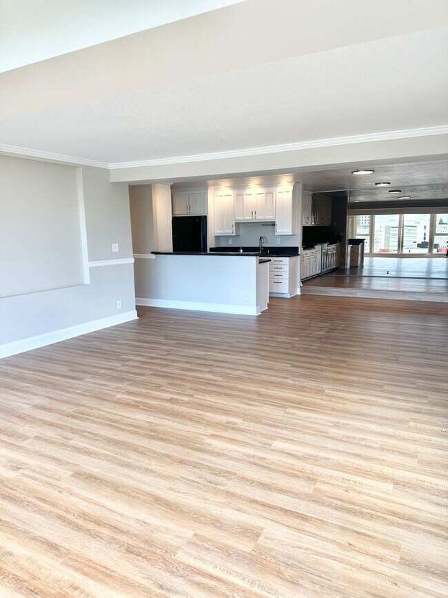Building Photo - 2-bed, 2-bath Condo with Sweeping Views of City and Space Needle!