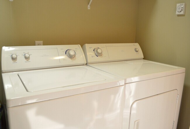 Building Photo - Desirable location/Redmond Ridge! Modern but functional. Great layout for entertaining guest or c...