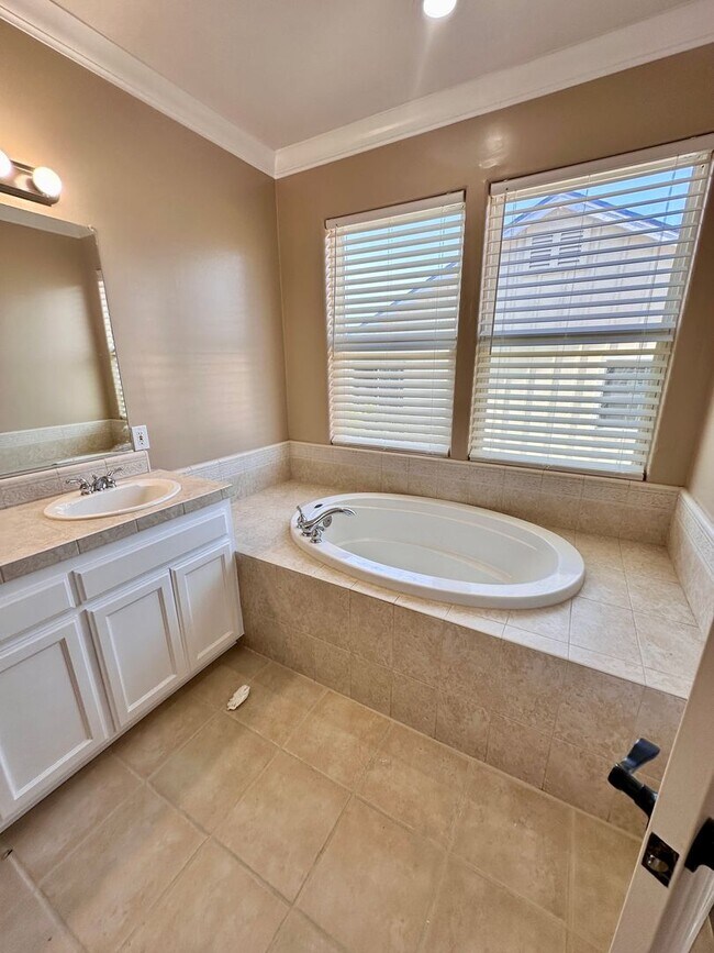 Building Photo - 4 bed/ 4.5 bath in Santa Rosa