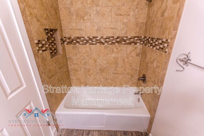 Building Photo - 427 W Pontiac Dr