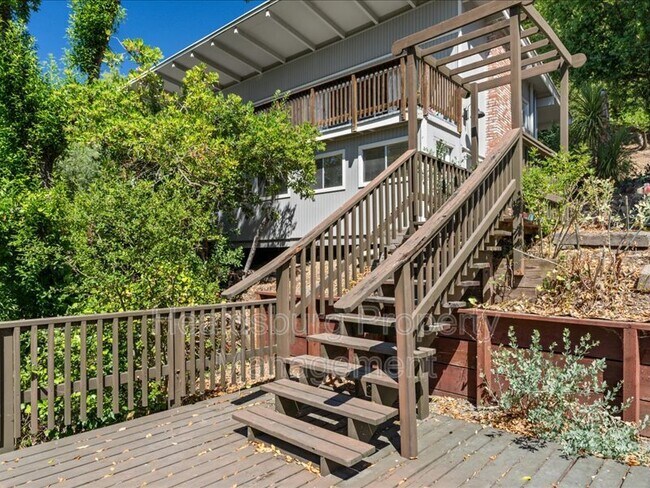 Building Photo - 2054 Madrone Ave