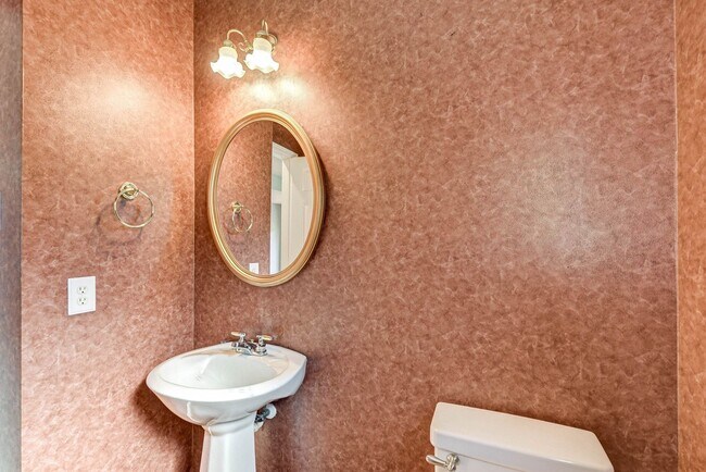 Building Photo - Stunning 4-Bedroom, 2.5-Bathroom Home with...