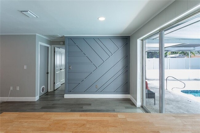 Building Photo - 2021 Valley Dr
