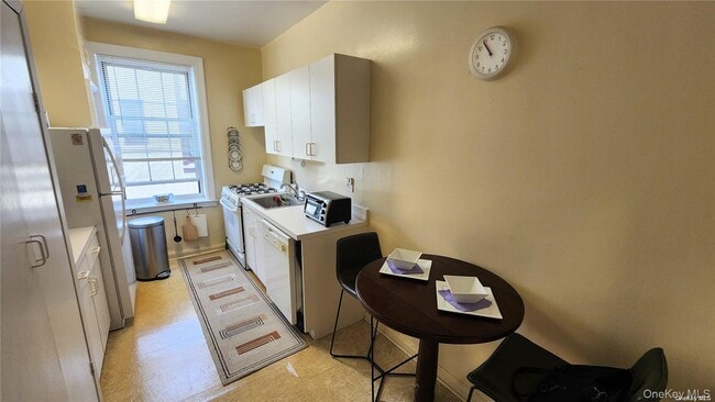 Building Photo - 4 Maple Dr