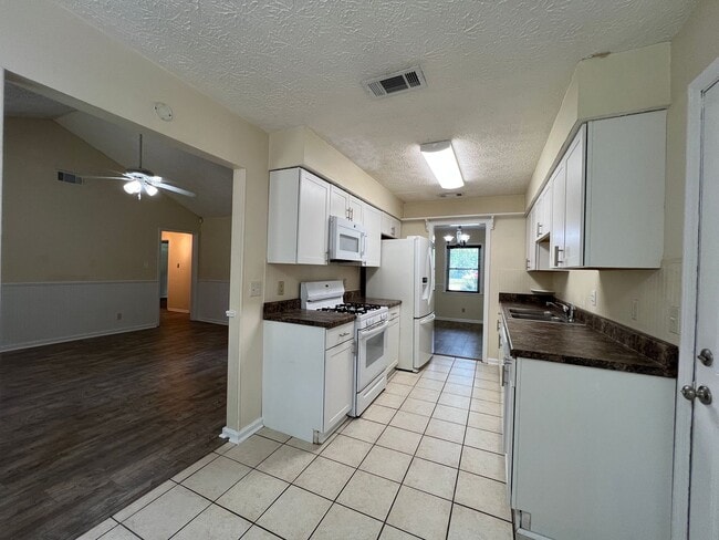 Building Photo - Adorable 3/2 on large corner lot