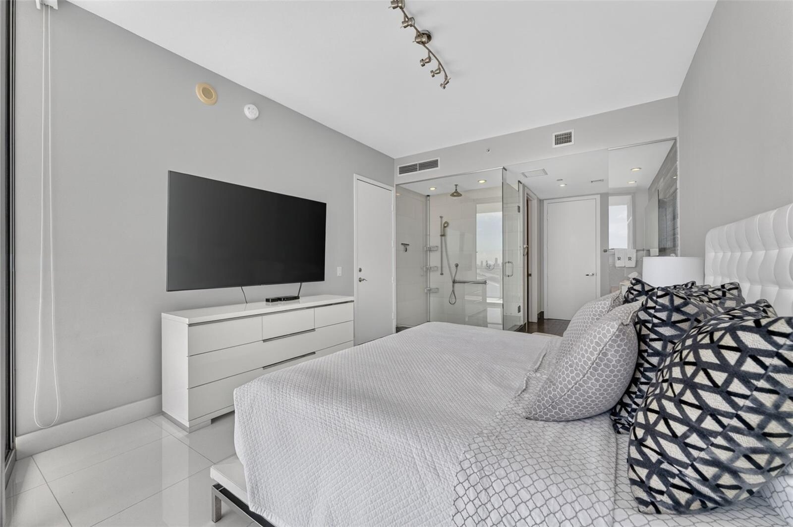 Building Photo - 1100 Biscayne Blvd