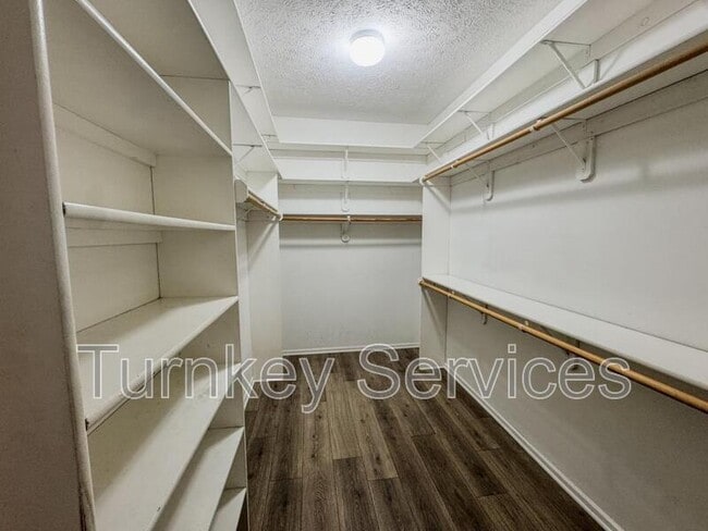 Building Photo - 717 Villa Plaza