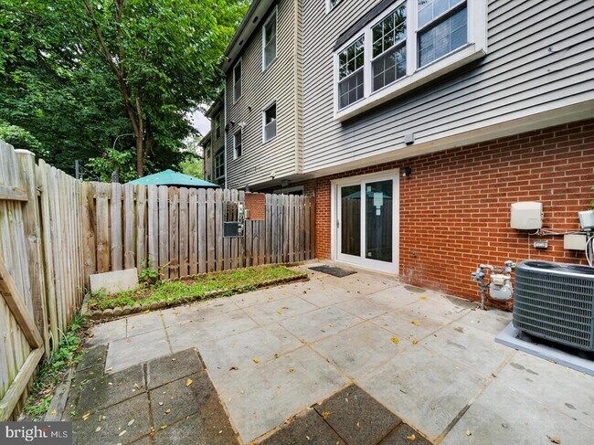 Building Photo - 15057 Cherrydale Dr
