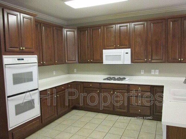 Building Photo - 6031 Rosemont Rd