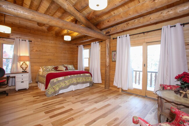 Building Photo - 320 Lakeshore Dr