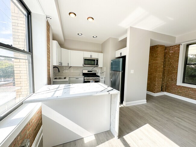 Building Photo - 6410 N Hoyne Ave