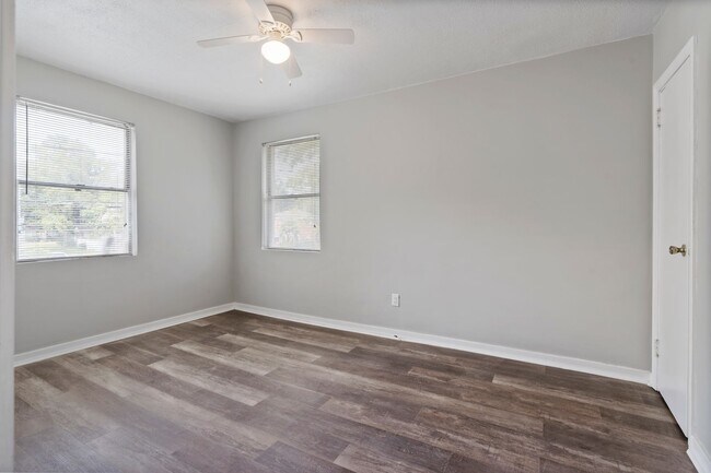 Building Photo - RENOVATED Riverside/ Murray Hill Unit for Rent!