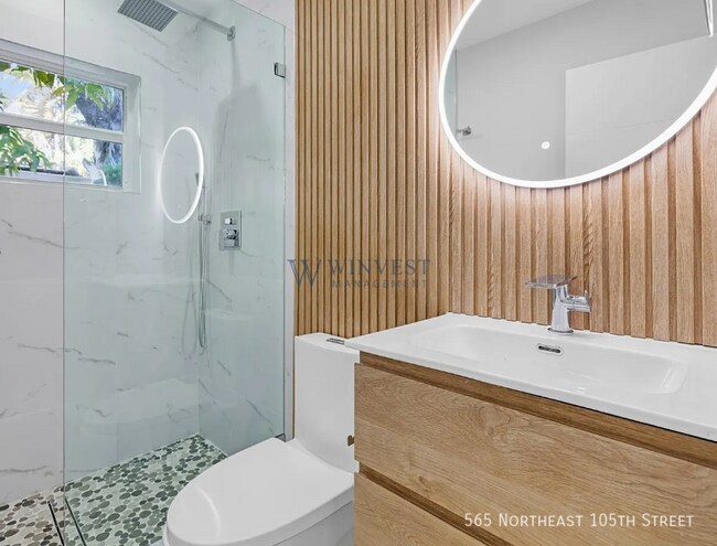 Building Photo - 565 NE 105th St