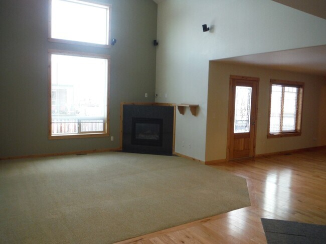Building Photo - Gorgeous 3 Bedroom Home in Elk Grove Commu...