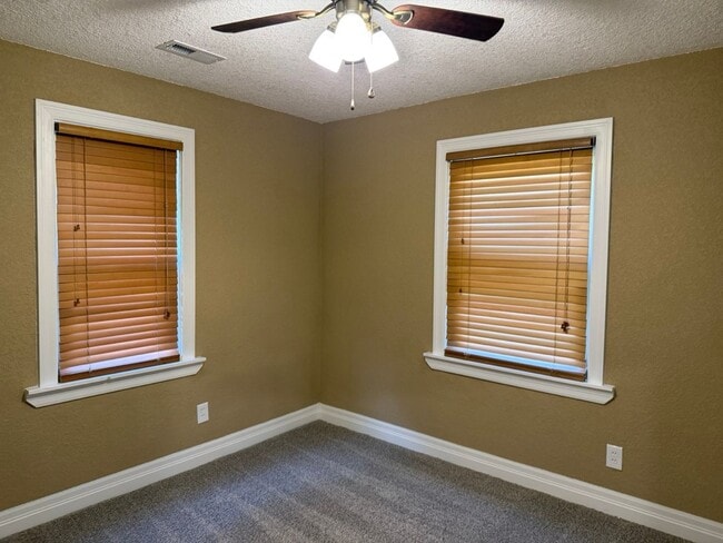 Building Photo - 3 Bedroom, 1 Bath , Oversized 2 Car Garage, Totally Remodeled