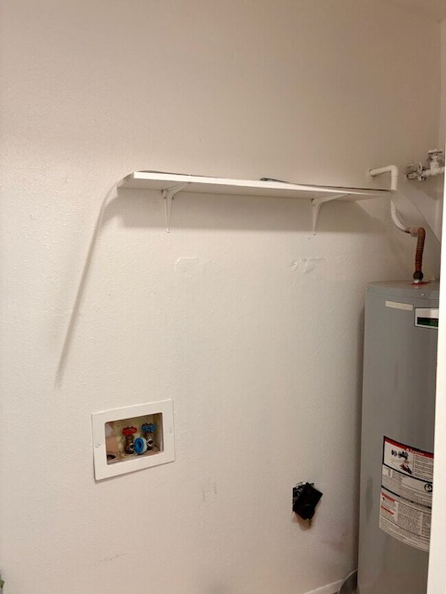 Building Photo - Charming 3-Bedroom Single-Level Home with Spacious Yard!